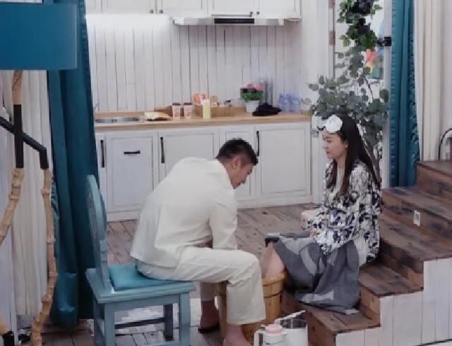 杜江给妻子洗脚,洗完还要亲吻脚丫,霍思燕都忍不住说很“作”
