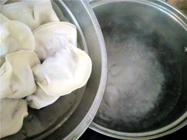 下锅|煮饺子是冷水下锅还是热水下锅?大部分人错了,难怪饺子总破皮