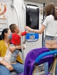 |搞笑GIF段子:找到板凳师傅,估计能把这做成一个开天锤