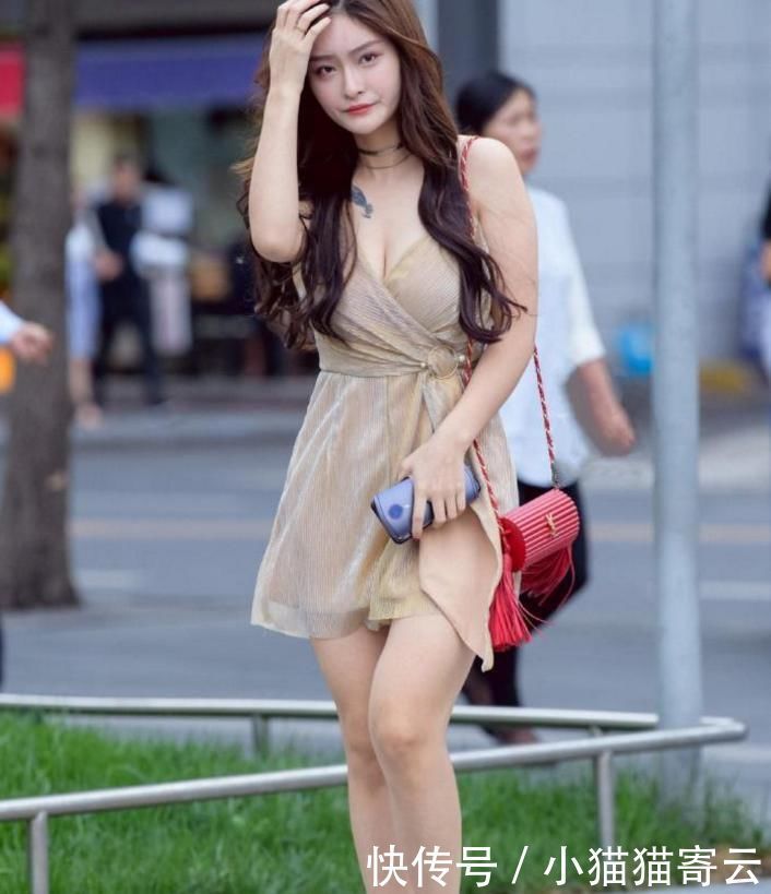 街拍有点微胖的美女,一件短裙的搭配,尽显性感女人味