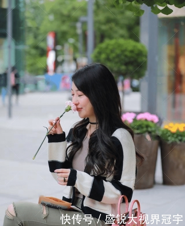 横条纹针织衫,搭配灰绿色破洞裤,性感迷人 个性别致