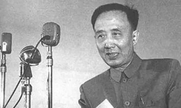  称赞|郭沫若写4字骂鲁迅，鲁迅加1字漂亮回怼，所有的文人交手称赞