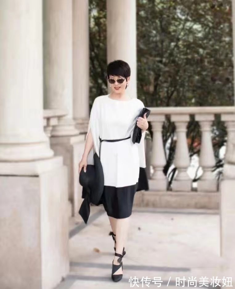 超短裙|六十岁的女人,别再穿大妈裙,教你4个选款技巧,合身又时髦