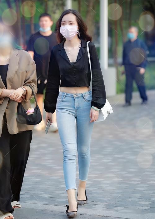 小知识 高级的真丝面料,搭配简单的黑色,时尚大气