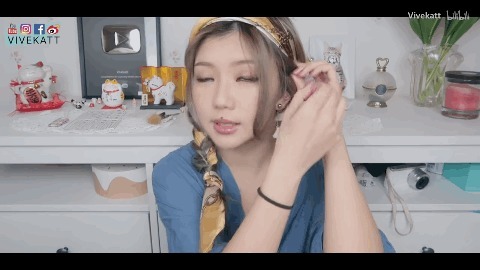 丝巾 别再披头散发了！这3个发型小技巧显嫩又高级
