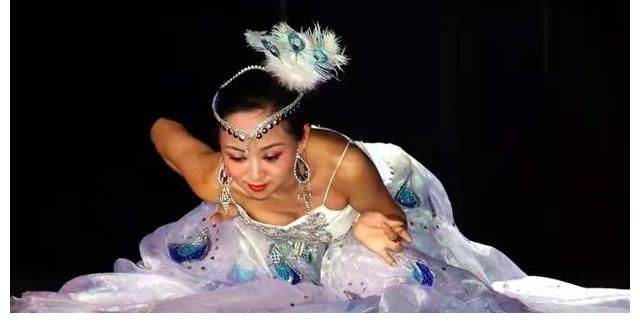 聋哑人|湖北姑娘，2岁失聪，却能上春晚表演千手观音，如今怎么样了？