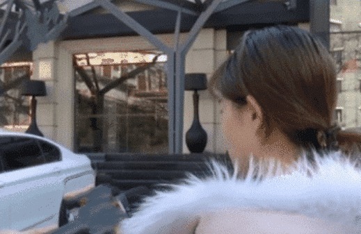 朋友们 因为“太小”花12万做手术,术后就只能坐着睡觉如却今痛苦不已