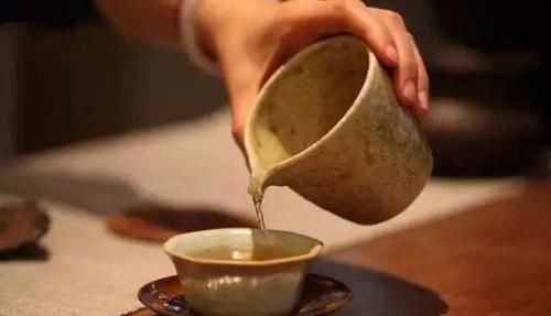 喝茶|早晨起床后,多数人都喜该样子喝水,对肾脏伤害很大!