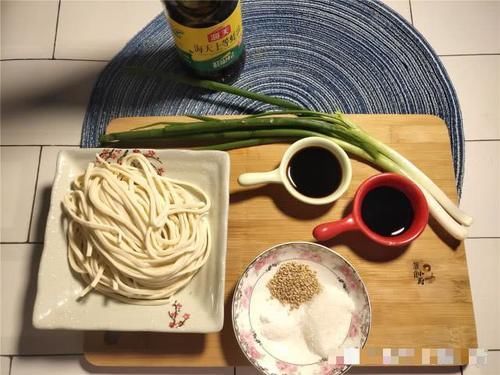 筋道|葱油拌面原来这么简单,这么做口感筋道一点也不坨,一周也吃不够