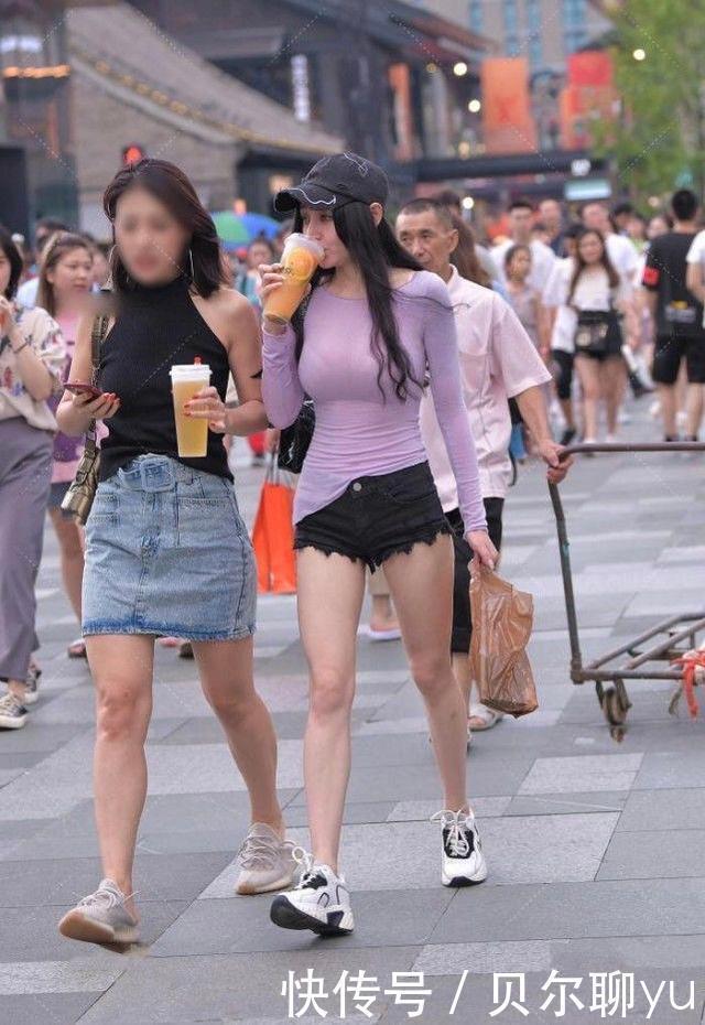 紫色修身上衣搭配黑色牛仔裤,青春可爱,活泼动人