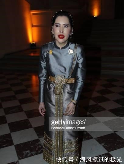 苏提达 怪不得苏提达只模仿没戴过诗丽吉的“满天星”,原来是朱拉蓬喜欢