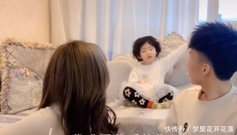 萌娃|“最腻歪夫妇”在娃面前秀恩爱火了,萌娃被气得频出“金句”