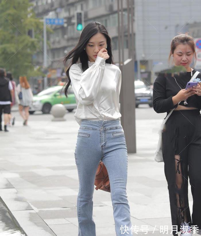 浅色|美女“白色丝质长袖衬衫”搭配浅色牛仔裤，清爽舒适，气质十足