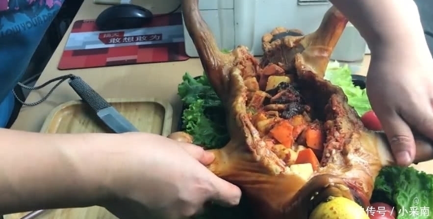 餐厅里面|男子去餐厅买一只“烤乳猪”,20斤花500元,切开后分明是在逗我