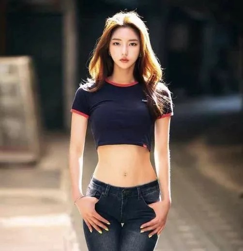 牛仔裤,展现出身材的魅力,穿搭非常靓丽