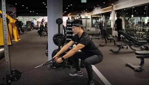 弯举|胖子也有春天,英国大码超模140斤,却拥有让人羡慕的沙漏身材