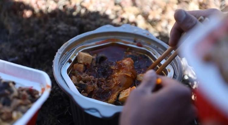 西藏军区某边防|海拔4500多米,边防官兵吃上了自热火锅