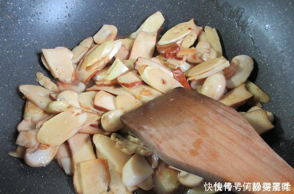 “最通便”的蔬菜被发现,便秘的人要常吃它,隔天能拉出黑臭巨便