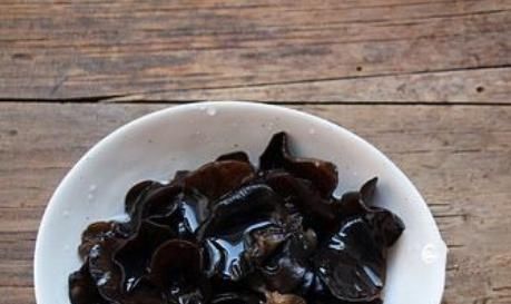 腊肉一炒就硬因为你只会放油,学会1个妙招,腊肉不硬还鲜香