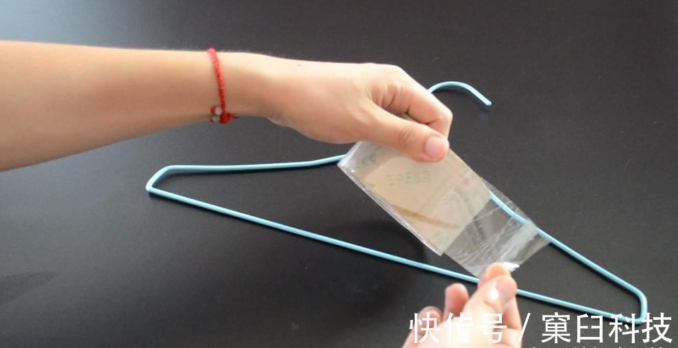 衣架|衣架上缠几圈胶带, 这个作用太厉害了, 解决了很多家庭的烦恼