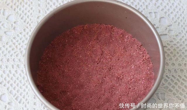 这蛋糕用酸奶和牛奶就能做,免蒸烤,入口即化,好吃不上火