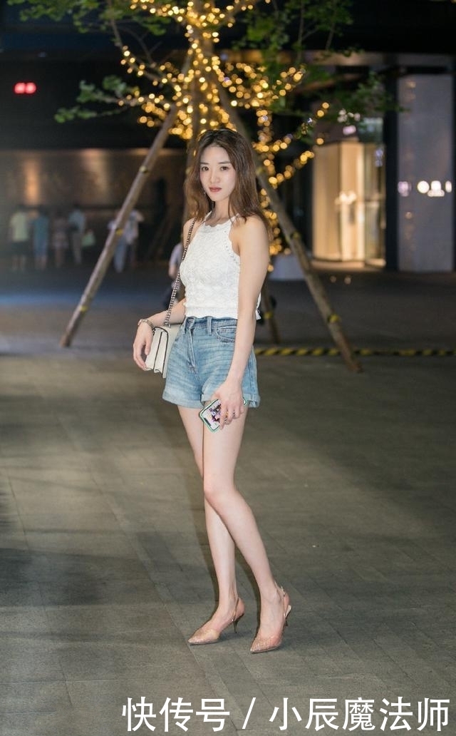 路人街拍,美女一身简约的纯白色风衣穿搭,穿出了女性的知性魅力