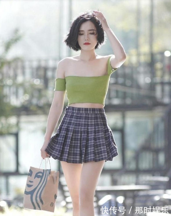 武田玲奈 年轻少女风的穿搭,简单的穿着,就有耀眼的美丽,青春时尚