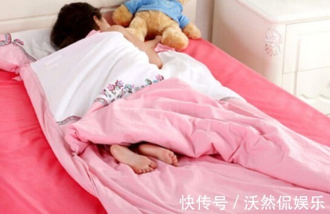 婴儿|婴儿总喜欢这样睡觉,长大后容易变丑,宝妈别不当一回事!