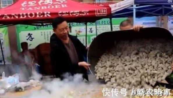 来农村参加婚礼,嫌弃100多人却只有一道菜,做成后愣住了,好吃