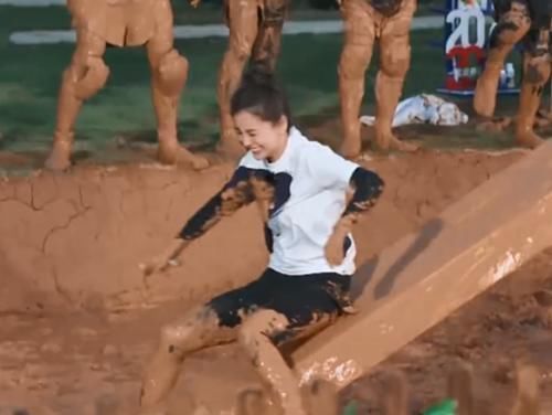 Baby录节目发生意外,看到第1个冲过去的是谁后,教养是装不出来的