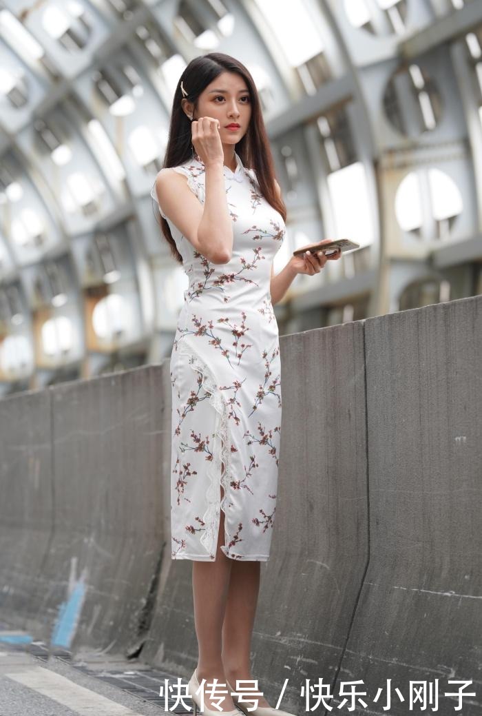 年轻|年轻小姐姐穿旗袍,虽然少了一些韵味,但却多了一些青春