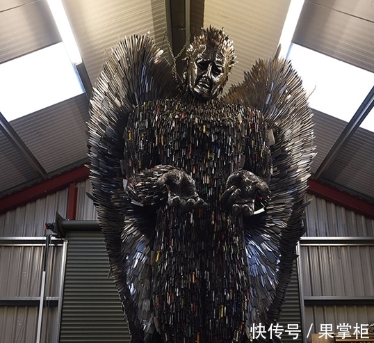 花了两年时间用10万把刀制作了一尊高达26英尺的大型天使雕塑