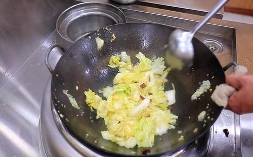 为啥饭店炒白菜那么好吃？原来多做了这1步，难怪又香又脆不出水