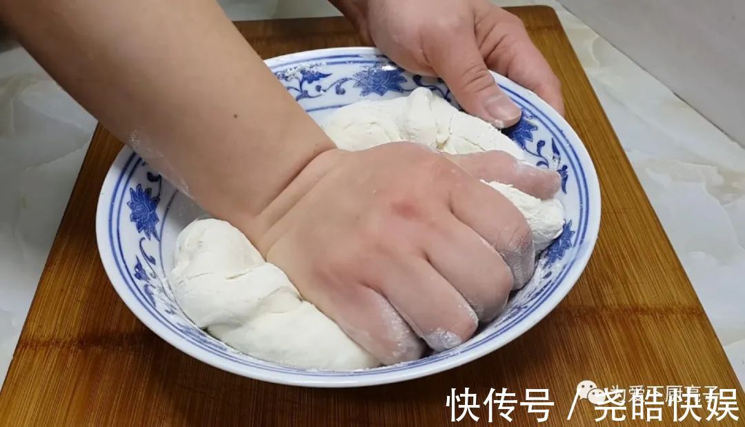 1袋牛奶,4勺面粉,不用一滴水,个个金黄酥脆,出锅孩子都抢着吃