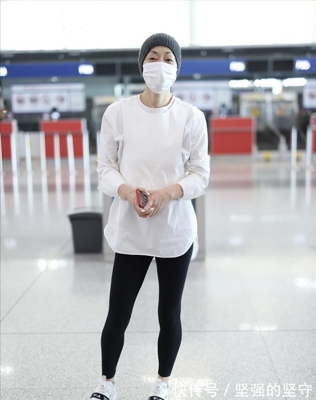 服饰 奔6的毛阿敏“放飞自我”，戴口罩素颜出门，诠释慵懒与随性！