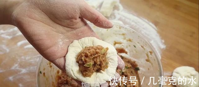 包子这样做,柔软鲜嫩,不用揉面、不用擀皮,做法简单又营养!