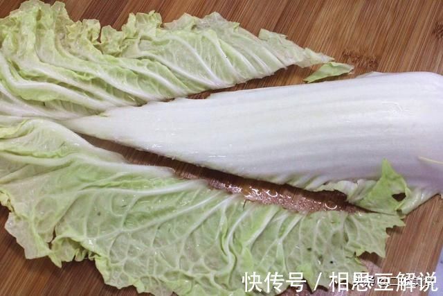 炒白菜|炒白菜时，总用老做法就错了，教您2招，白菜鲜嫩还不出水，解馋