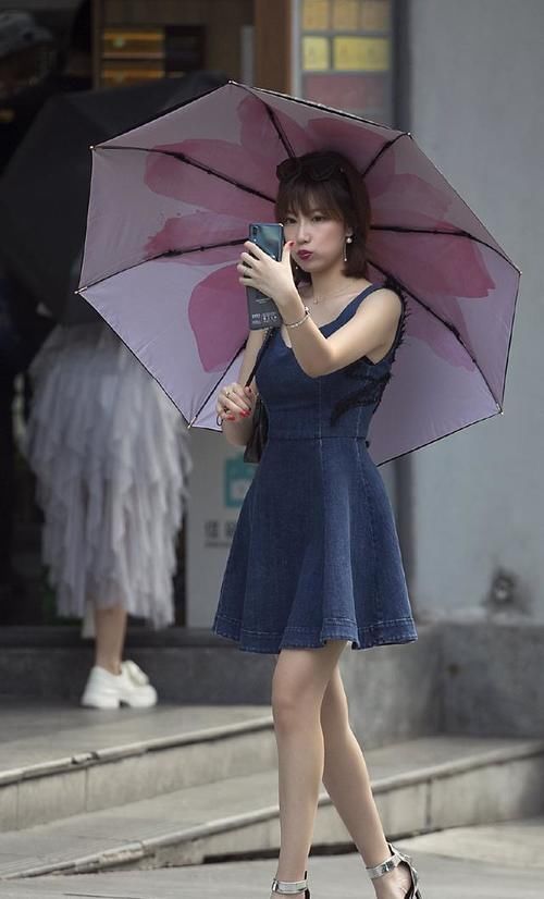 一字带凉鞋 穿凉鞋的季节，美女们喜欢一字带凉鞋，用它配裙子、配裤子都适合