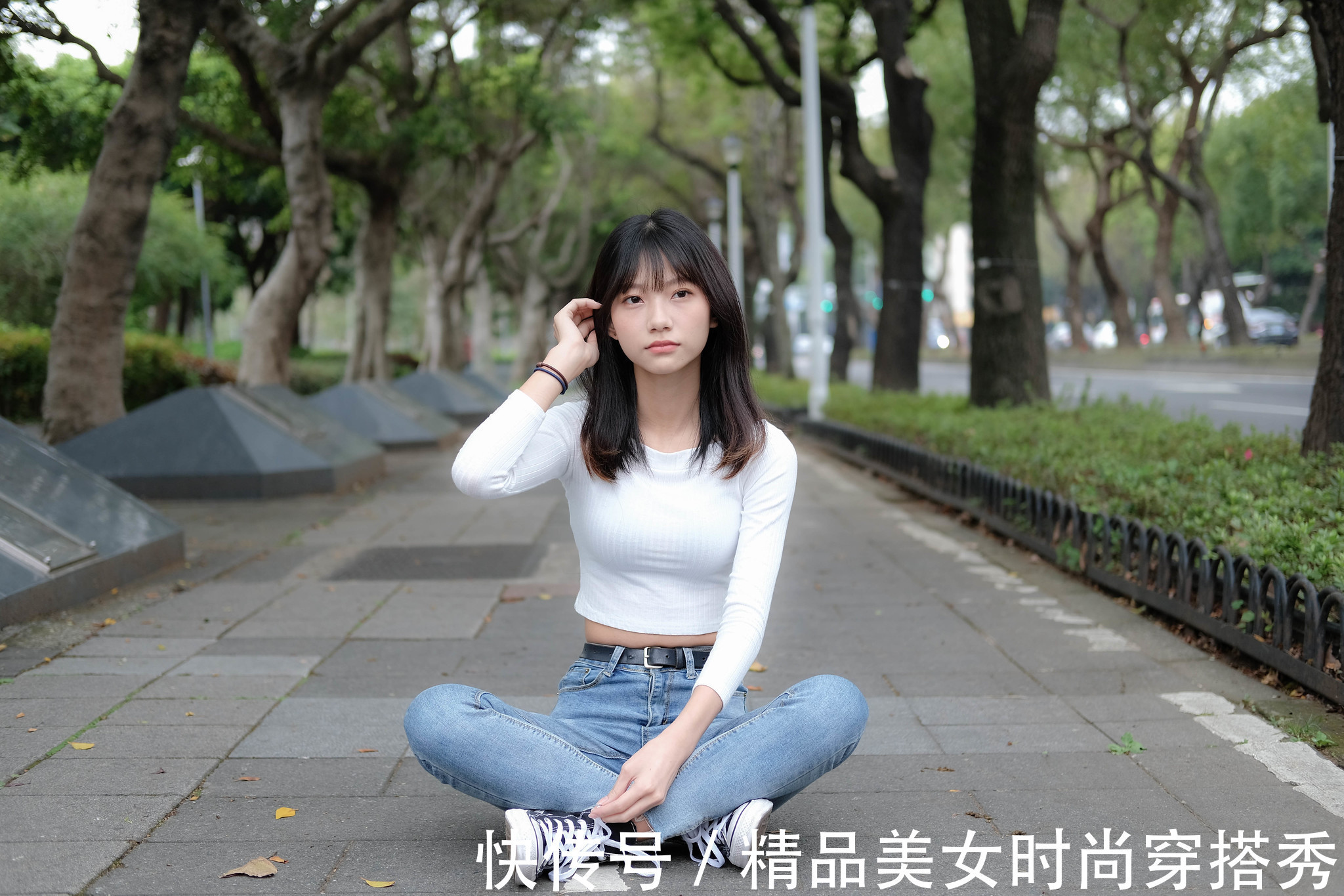 风格|白色针织衫搭配牛仔裤+平底鞋，整体的风格简约又休闲，清爽舒适