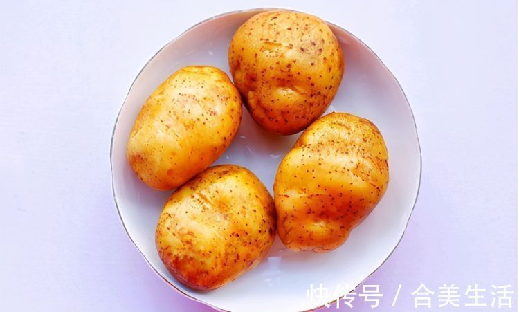 土豆的创意吃法，放进烤箱里面一烤，外脆里软，相当好吃