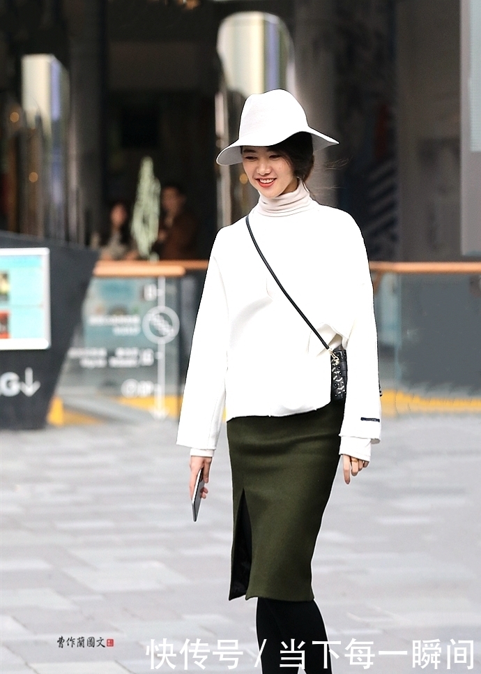 聚合|聚合打底裤和黑丝的优点,美女巧用黑色打底袜,给冬装添加时尚