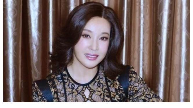 书法&刘晓庆穿旗袍办书法展,五官诡异似“面具”,胸前玉挂件比拳头大