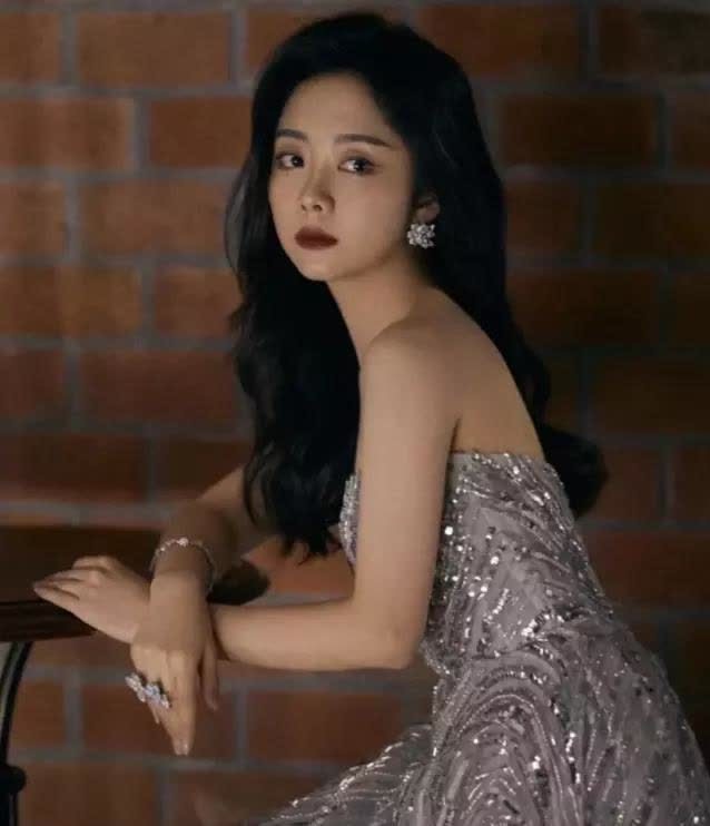 性感 身穿一袭银色的亮片抹胸长裙性感妩媚, 时髦高级