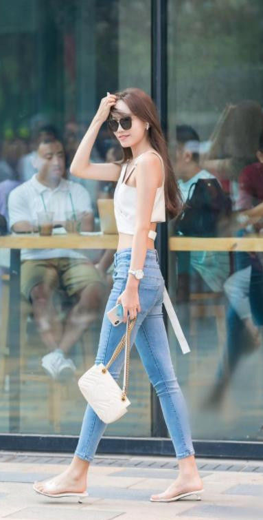 街拍:清纯的小美女,百褶裙配黑色马甲,彰显简约的气质美