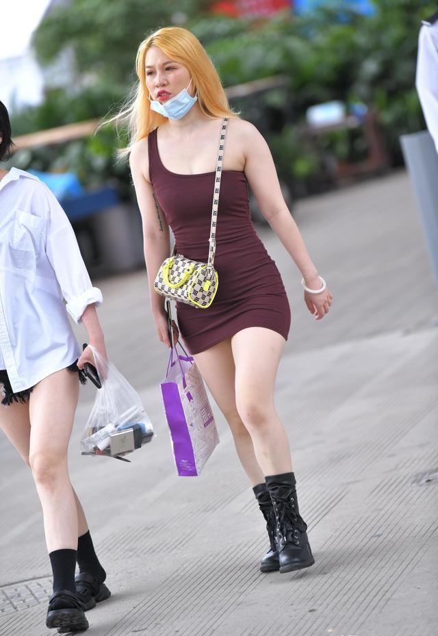 丰腴又时尚的姐姐,真想跟她要个联系方式