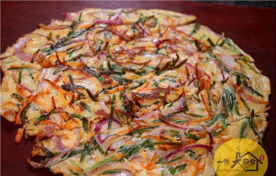 搅拌均匀|洋葱不要凉拌了，淋入两个鸡蛋，连吃一周都不腻