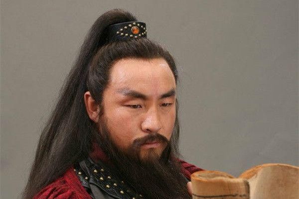 梁山@同为梁山的一员,关胜砍死了段景住,鲁智深武松为何拍手称快