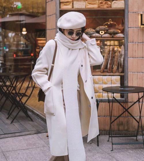  时尚|高级的冬季穿搭难吗？白色毛呢大衣配直筒裤就很时尚，值得借鉴