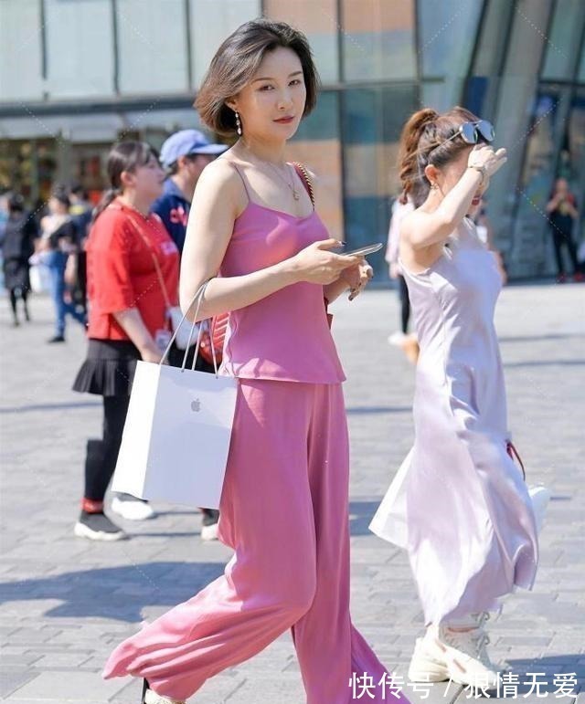 打底裤 个性独特的打底裤穿搭稳重有气质,体现美女娇柔的姿容,简单大方!