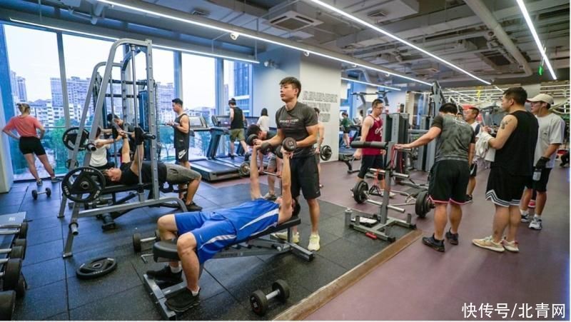 乐刻运动|新型健身房开打暑期市场：学生23点去撸铁 还能报名当教练